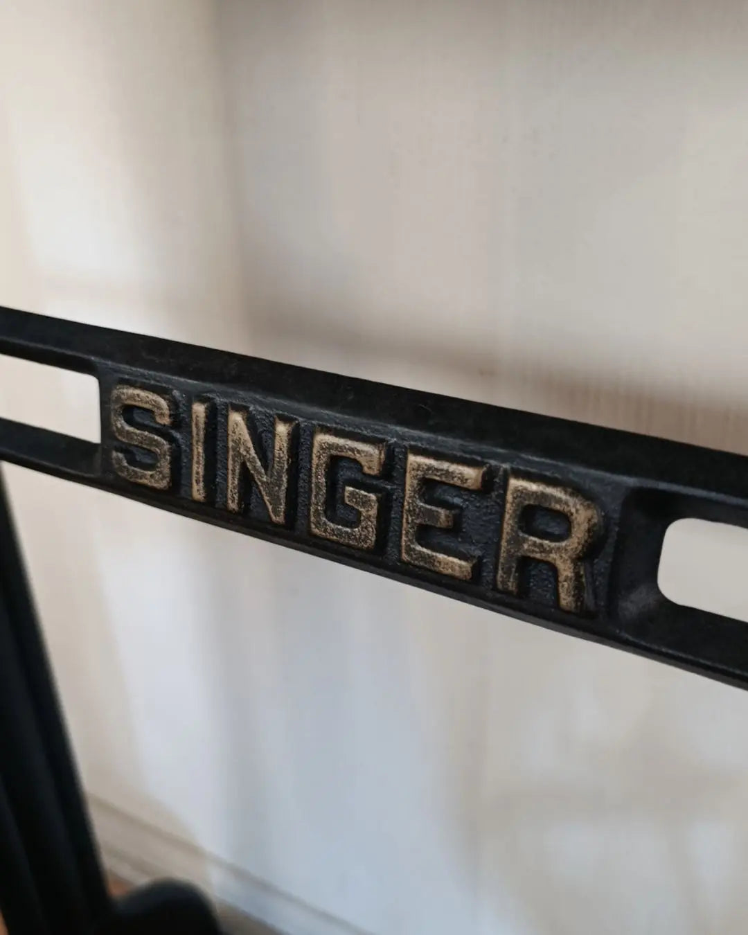 Detalle-letras-Singer-doradas-hierro-fundido