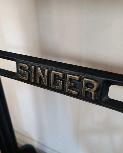 Detalle-letras-Singer-doradas-hierro-fundido