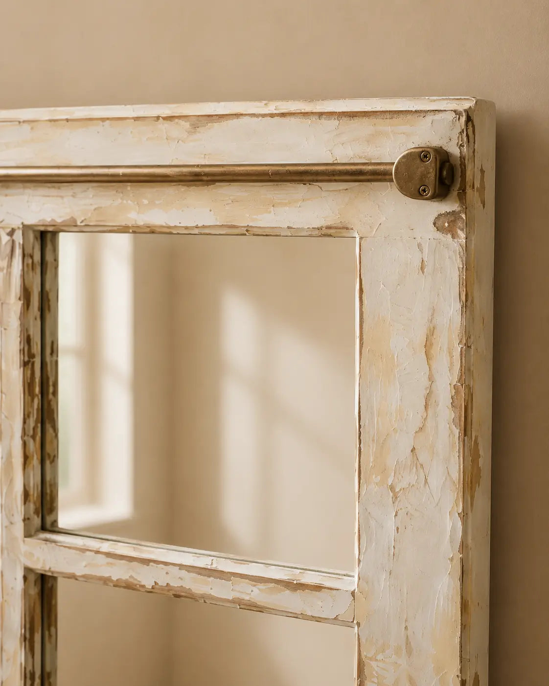 Espejo ventana de madera Tepa – detalle de herraje dorado superior