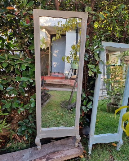 Espejo de pie con patitas talladas