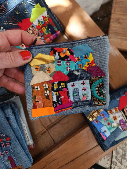 Estuche Artesanal · Mezclilla Reciclada con Apliqué de Casitas