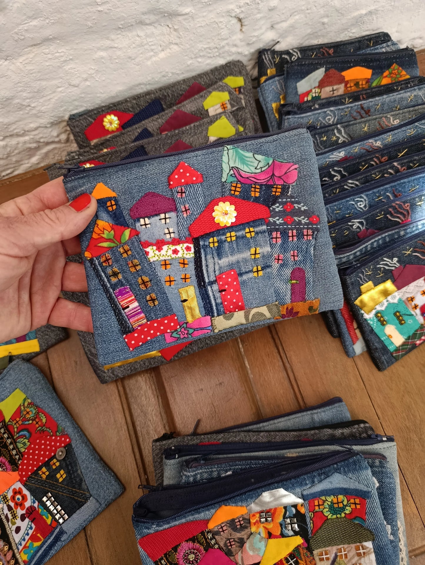 Estuche Artesanal · Mezclilla Reciclada con Apliqué de Casitas