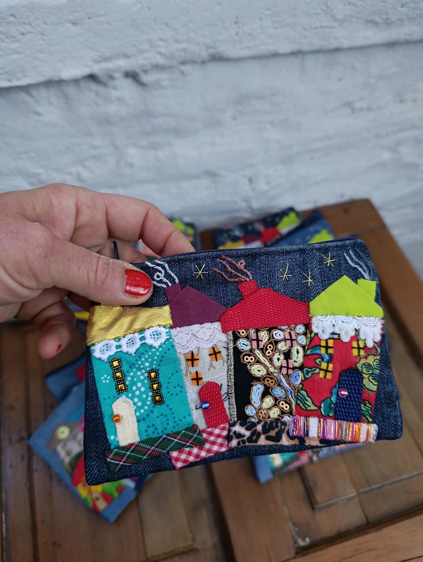 Estuche Artesanal · Mezclilla Reciclada con Apliqué de Casitas
