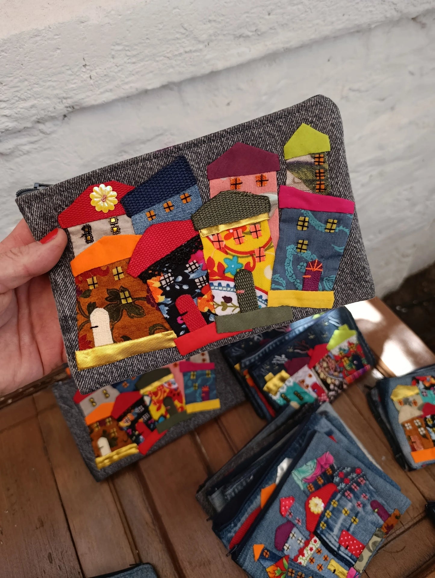 Estuche Artesanal · Mezclilla Reciclada con Apliqué de Casitas
