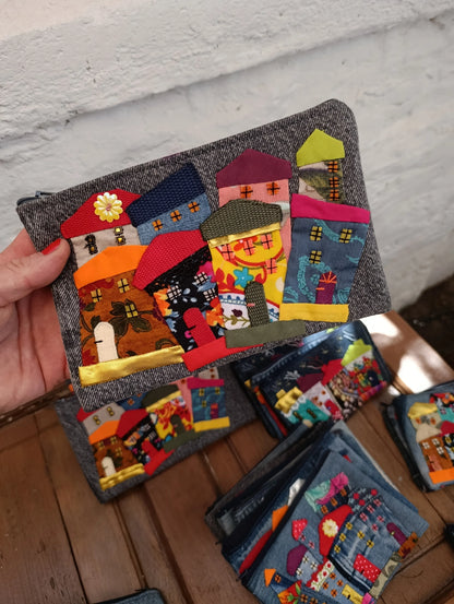 Estuche Artesanal · Mezclilla Reciclada con Apliqué de Casitas