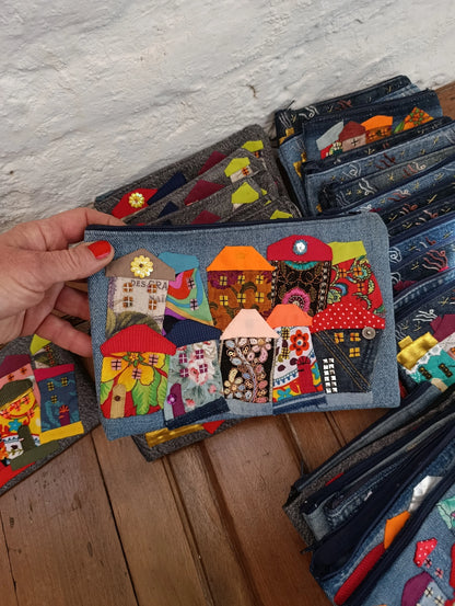 Estuche Artesanal · Mezclilla Reciclada con Apliqué de Casitas