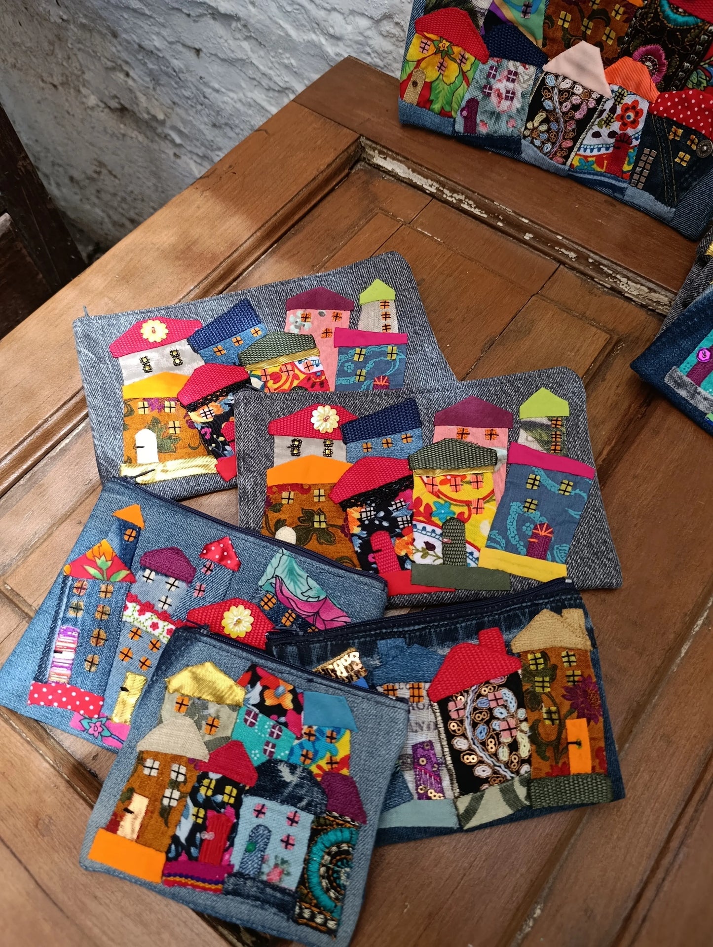 Estuche Artesanal · Mezclilla Reciclada con Apliqué de Casitas