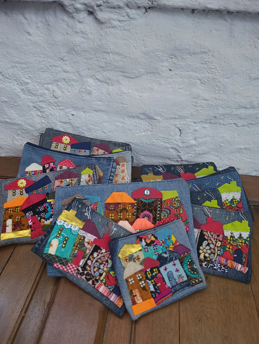 Estuche Artesanal · Mezclilla Reciclada con Apliqué de Casitas