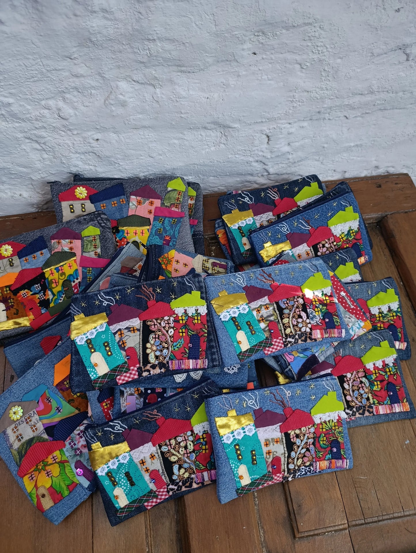 Estuche Artesanal · Mezclilla Reciclada con Apliqué de Casitas