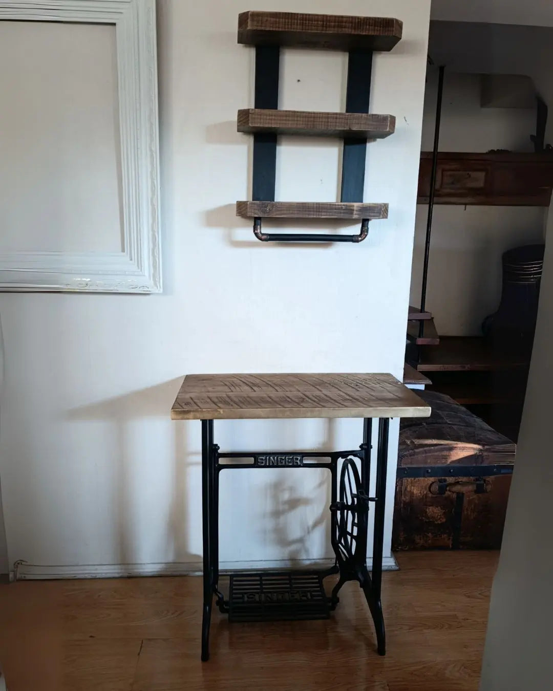 Mesa-Singer-fierro-fundido-cubierta-madera-lejos
