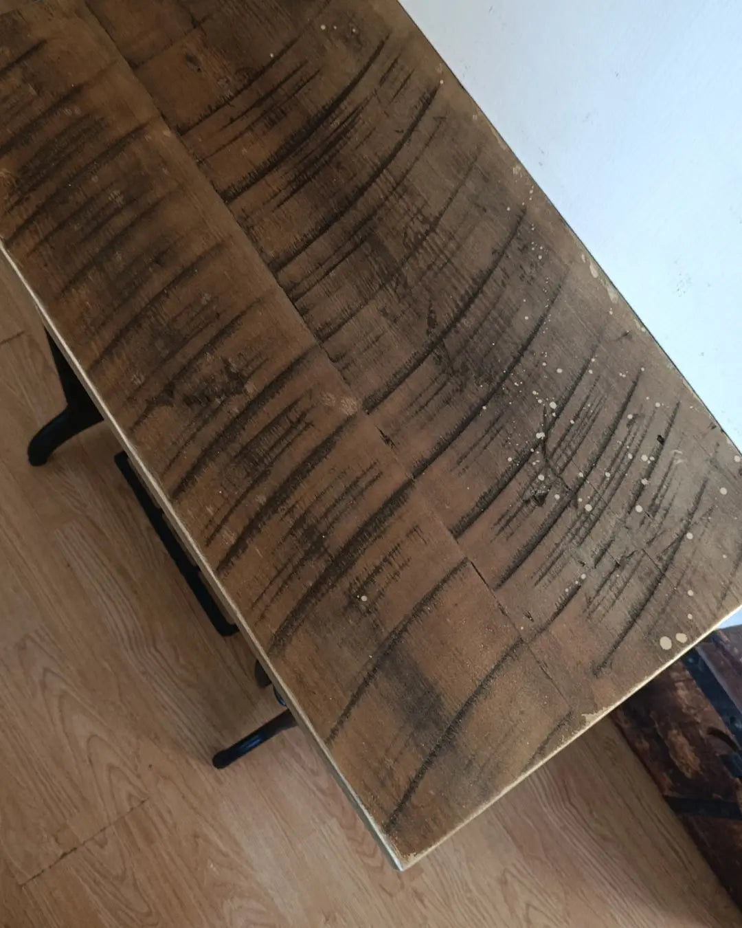 Mesa-Singer-fierro-fundido-cubierta-madera-vista-superior