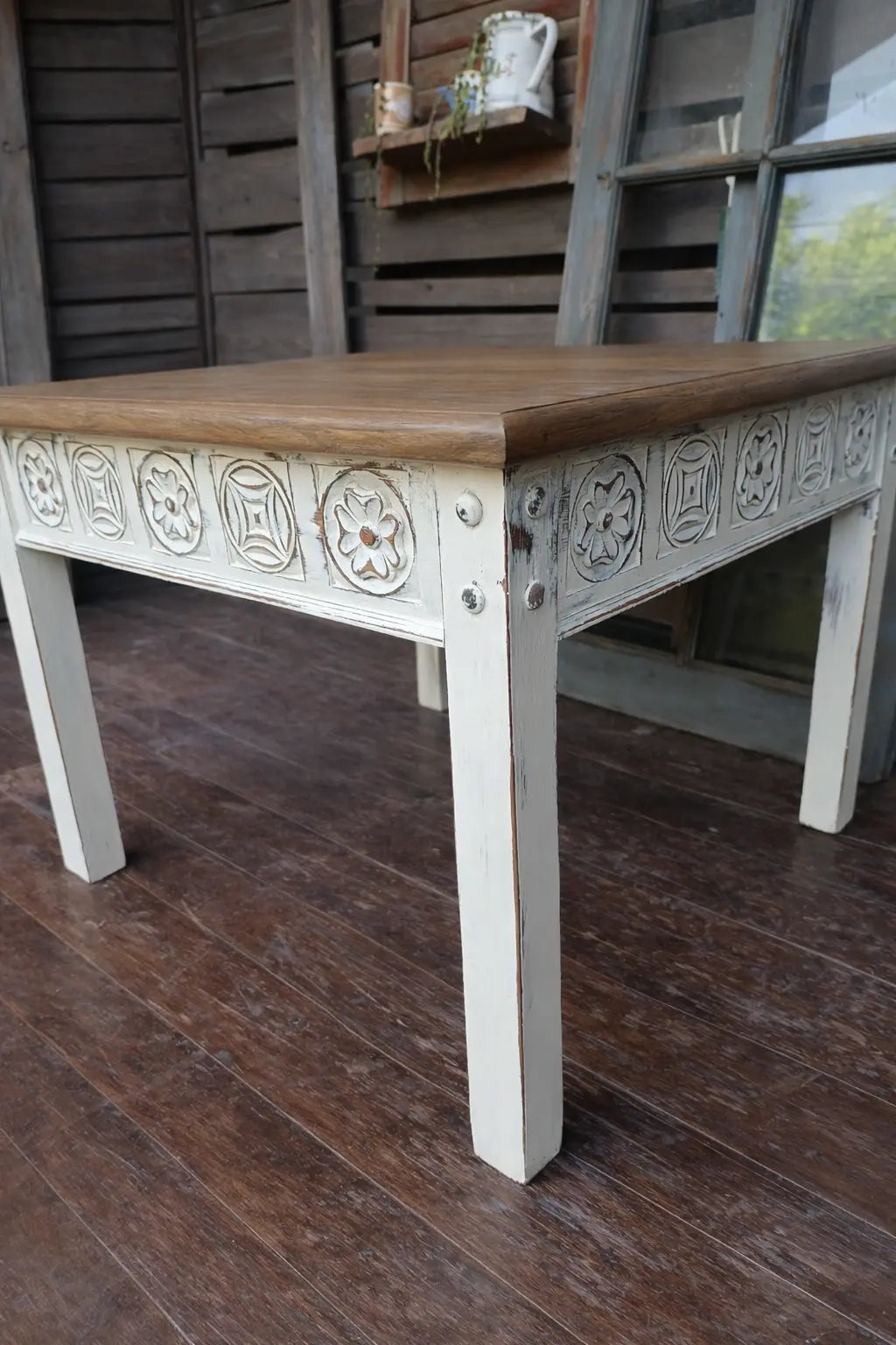 Mesa Lateral con Tallados