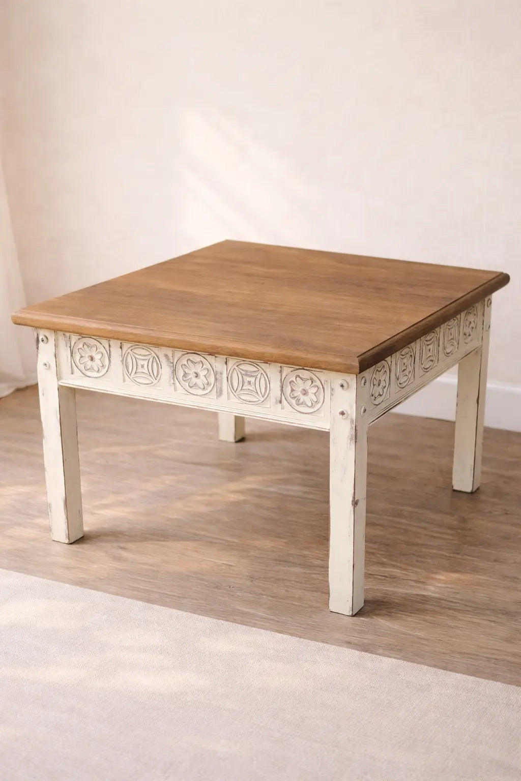 Mesa Lateral con Tallados