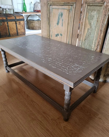 Mesa de centro con diseño en su cubierta