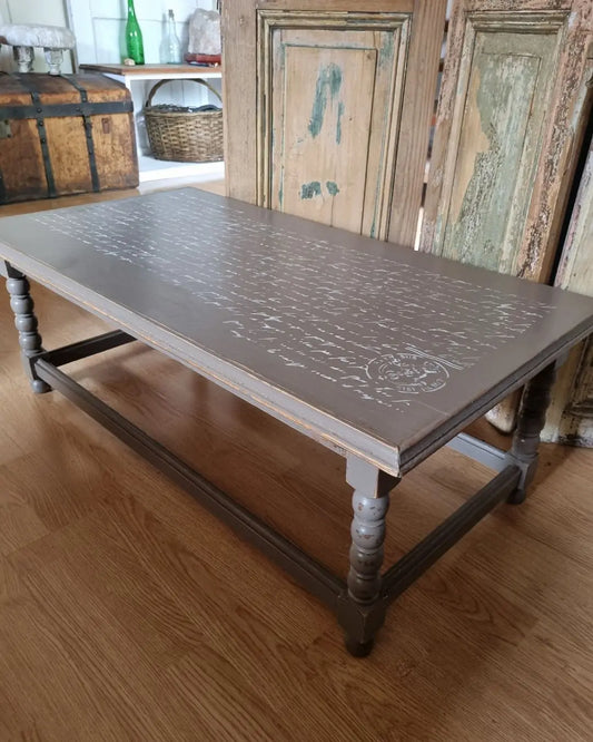 Mesa de centro con diseño en su cubierta
