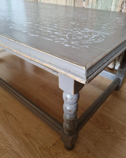 Mesa de centro con diseño en su cubierta