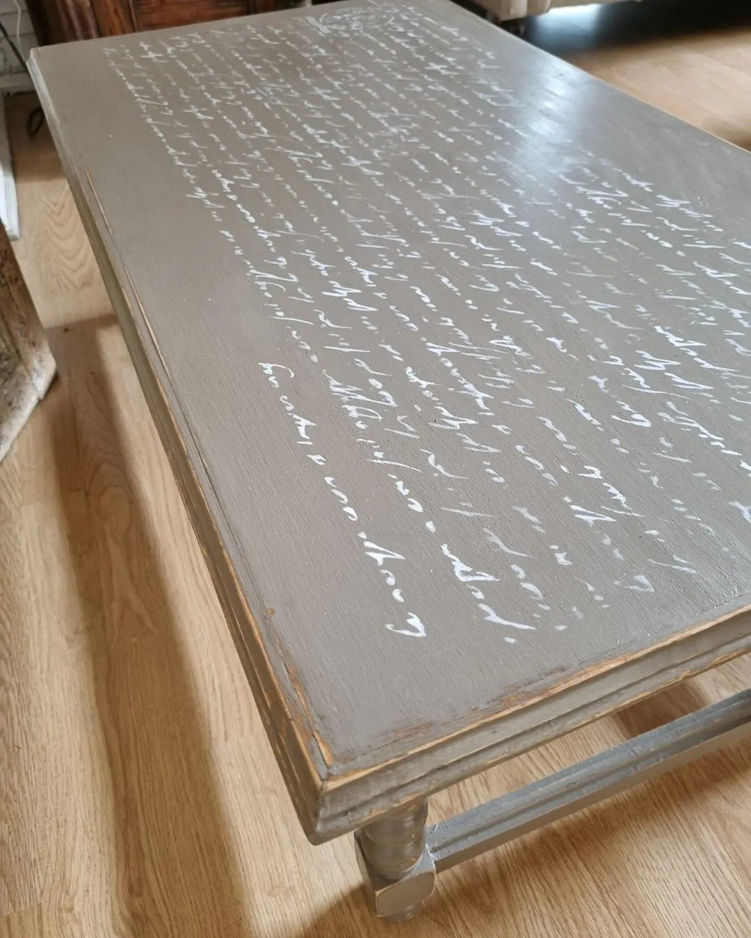 Mesa de centro con diseño en su cubierta