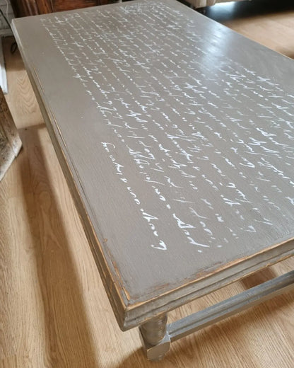 Mesa de centro con diseño en su cubierta