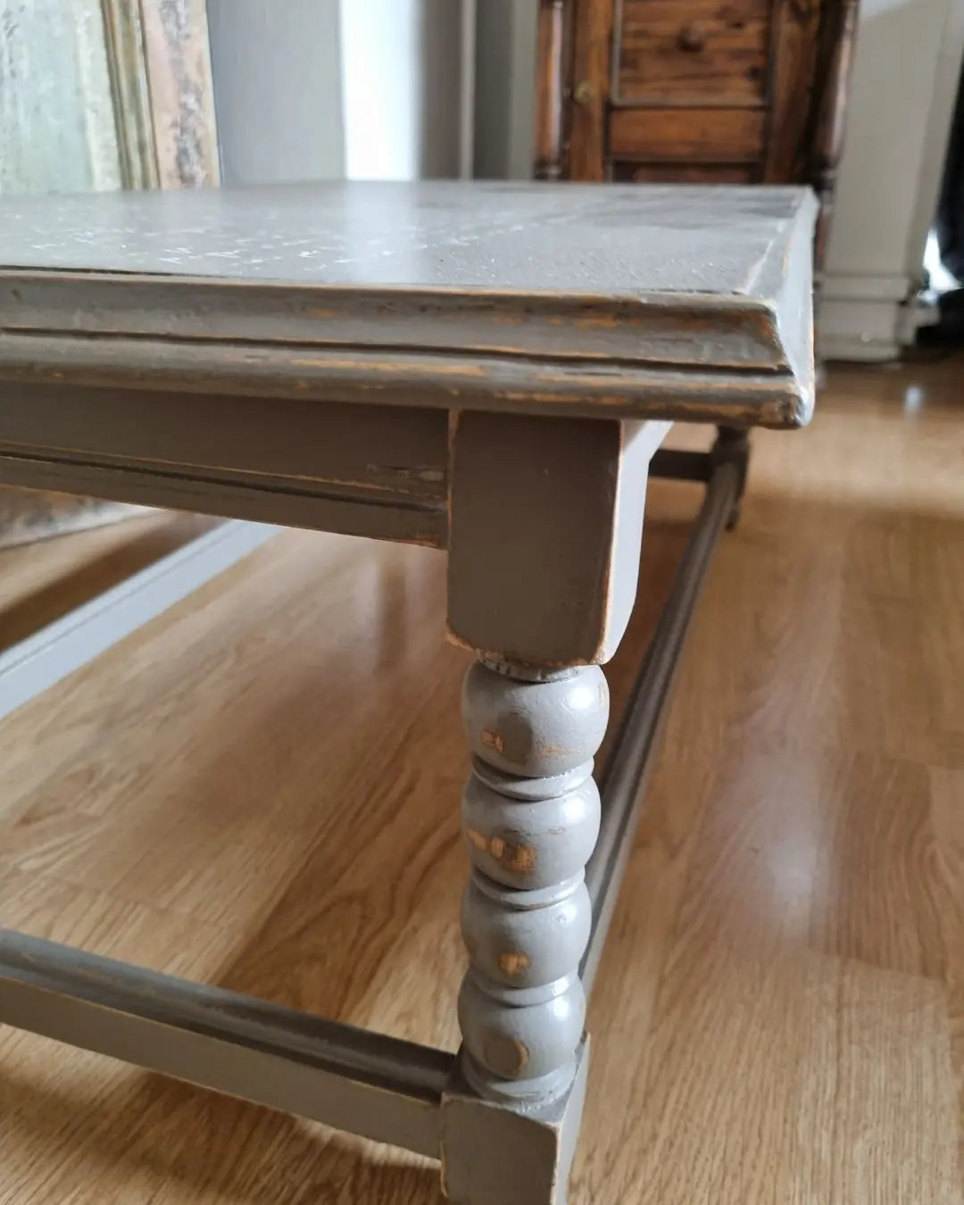 Mesa de centro con diseño en su cubierta