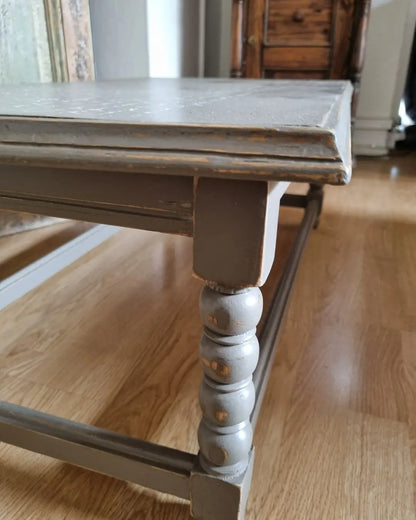 Mesa de centro con diseño en su cubierta