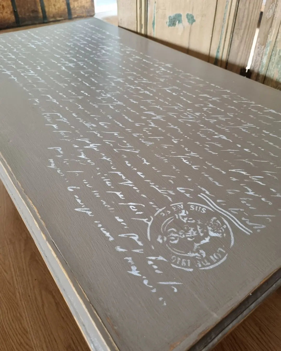 Mesa de centro con diseño en su cubierta