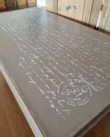 Mesa de centro con diseño en su cubierta