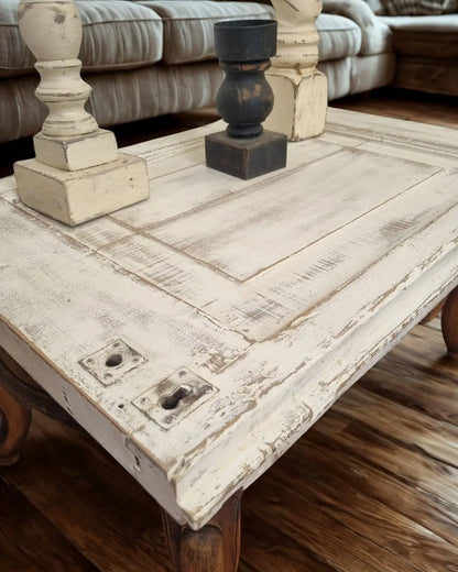 Mesa Vintage Única - Hecha a Mano con Materiales Reutilizados