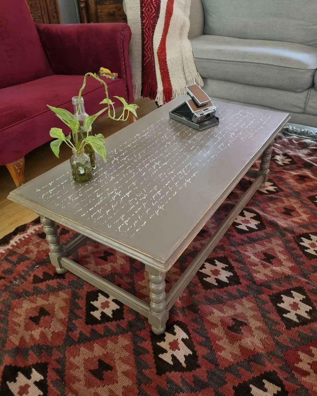 Mesa de centro con diseño en su cubierta