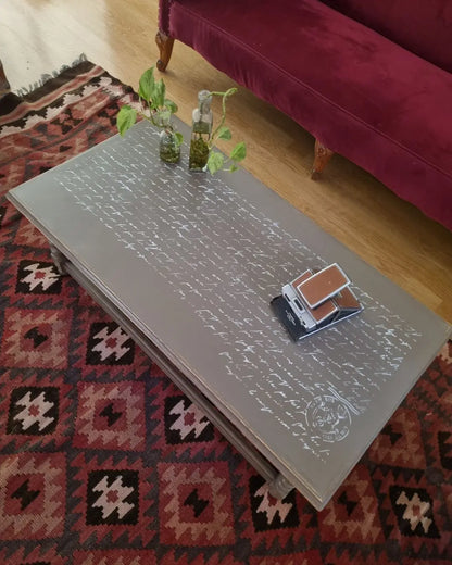 Mesa de centro con diseño en su cubierta