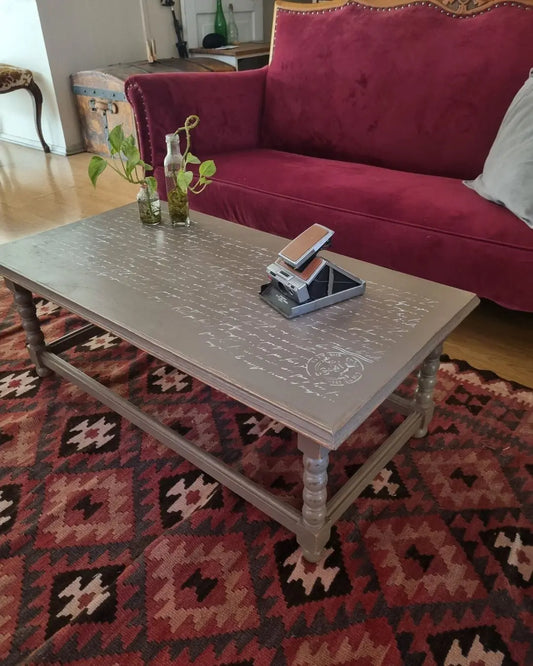 Mesa de centro con diseño en su cubierta