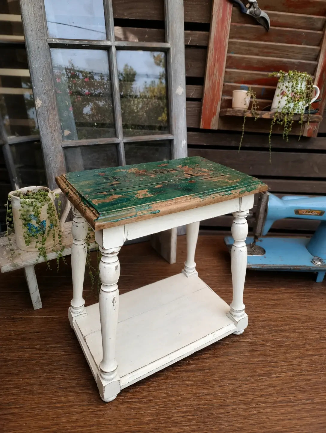 Mesita de apoyo vintage rescatada