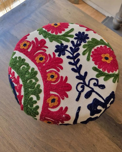 Pisito de Madera y Tapiz Bordado – Artesanía con Estilo