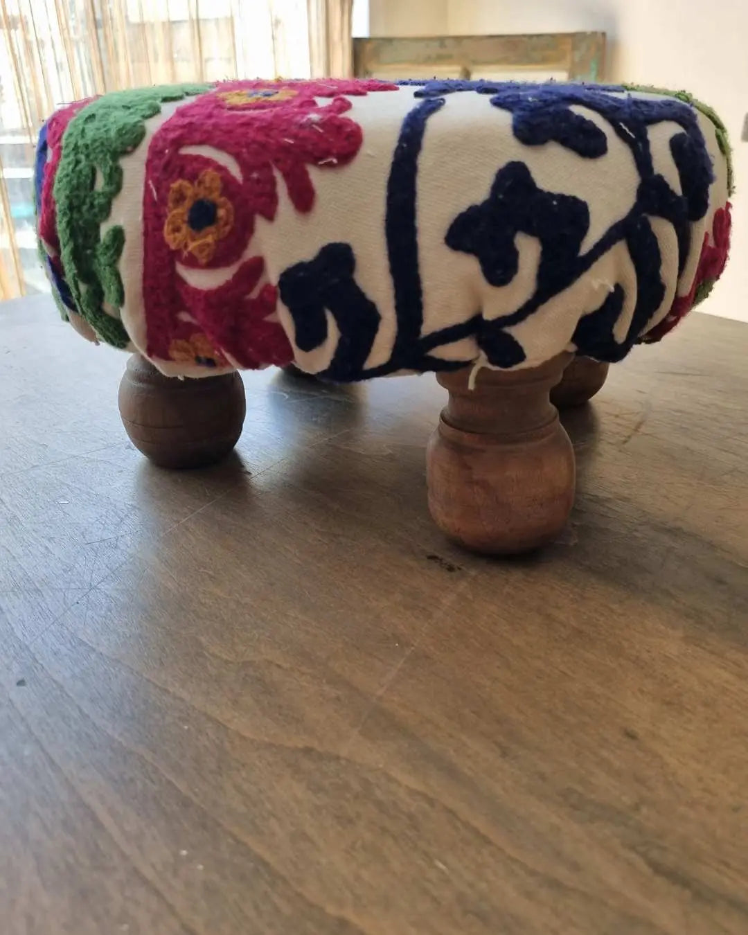 Pisito de Madera y Tapiz Bordado – Artesanía con Estilo