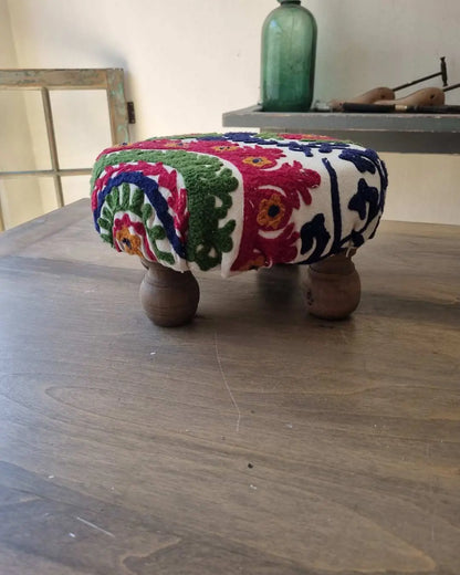Pisito de Madera y Tapiz Bordado – Artesanía con Estilo