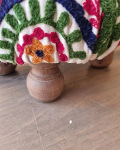 Pisito de Madera y Tapiz Bordado – Artesanía con Estilo