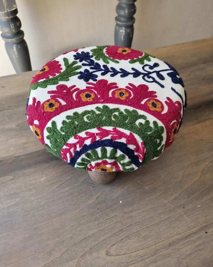 Pisito de Madera y Tapiz Bordado – Artesanía con Estilo