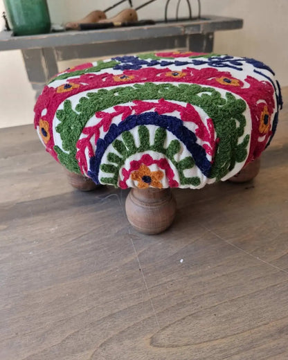 Pisito de Madera y Tapiz Bordado – Artesanía con Estilo