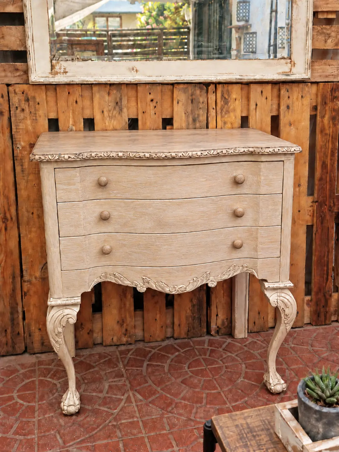 Cómoda clásica de cuatro cajones en blanco lavado con cubierta de madera