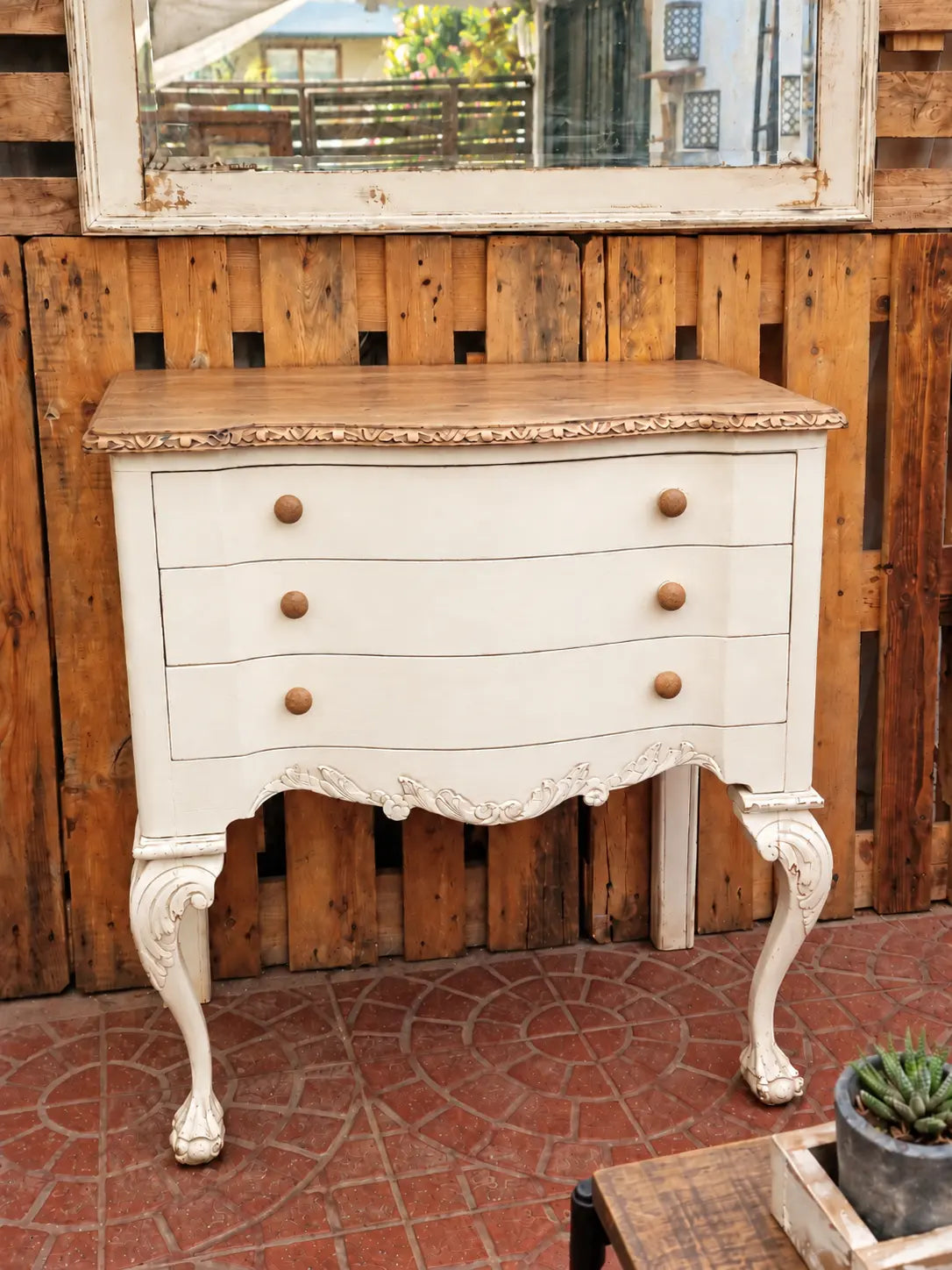 Cómoda clásica de cuatro cajones en blanco crema con cubierta de madera natural