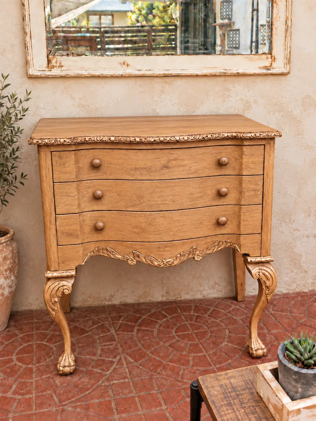 Cómoda clásica de cuatro cajones en madera natural
