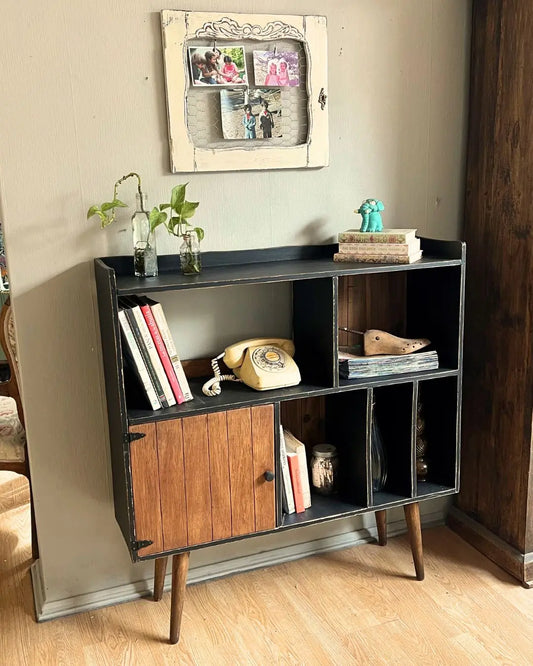 Mueble negro restaurado con divisiones