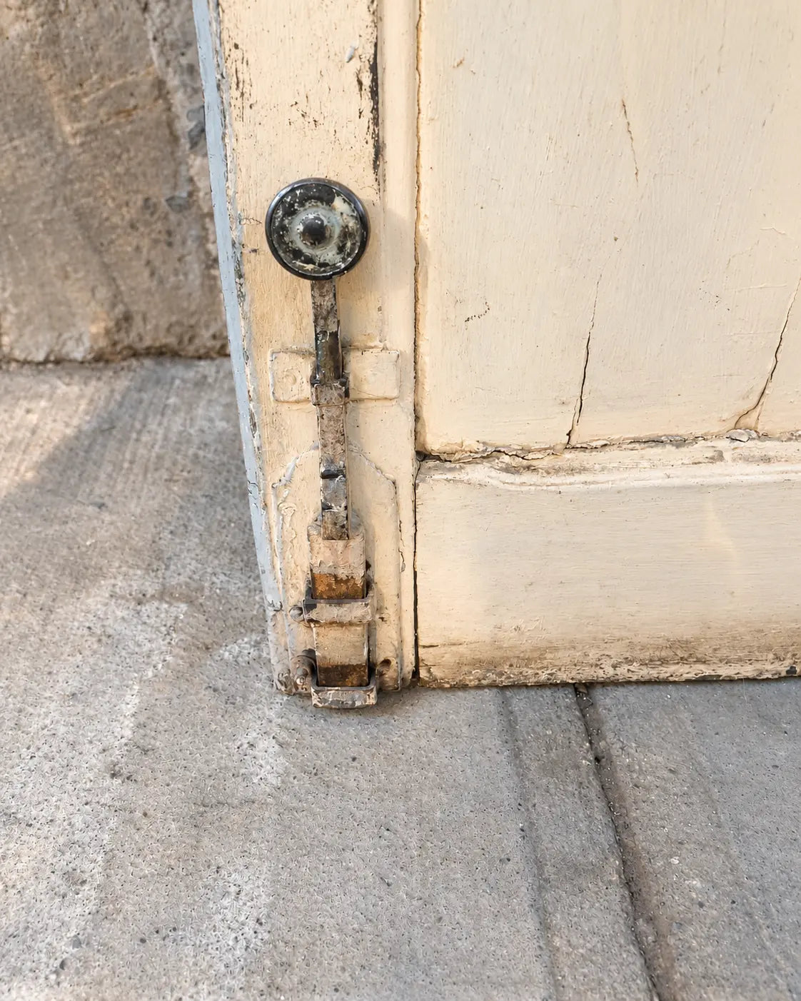 Detalle del pestillo inferior de una puerta antigua