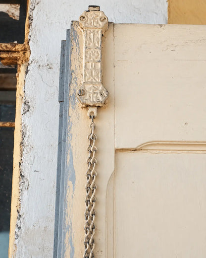 Detalle del pestillo con cadena de una puerta antigua