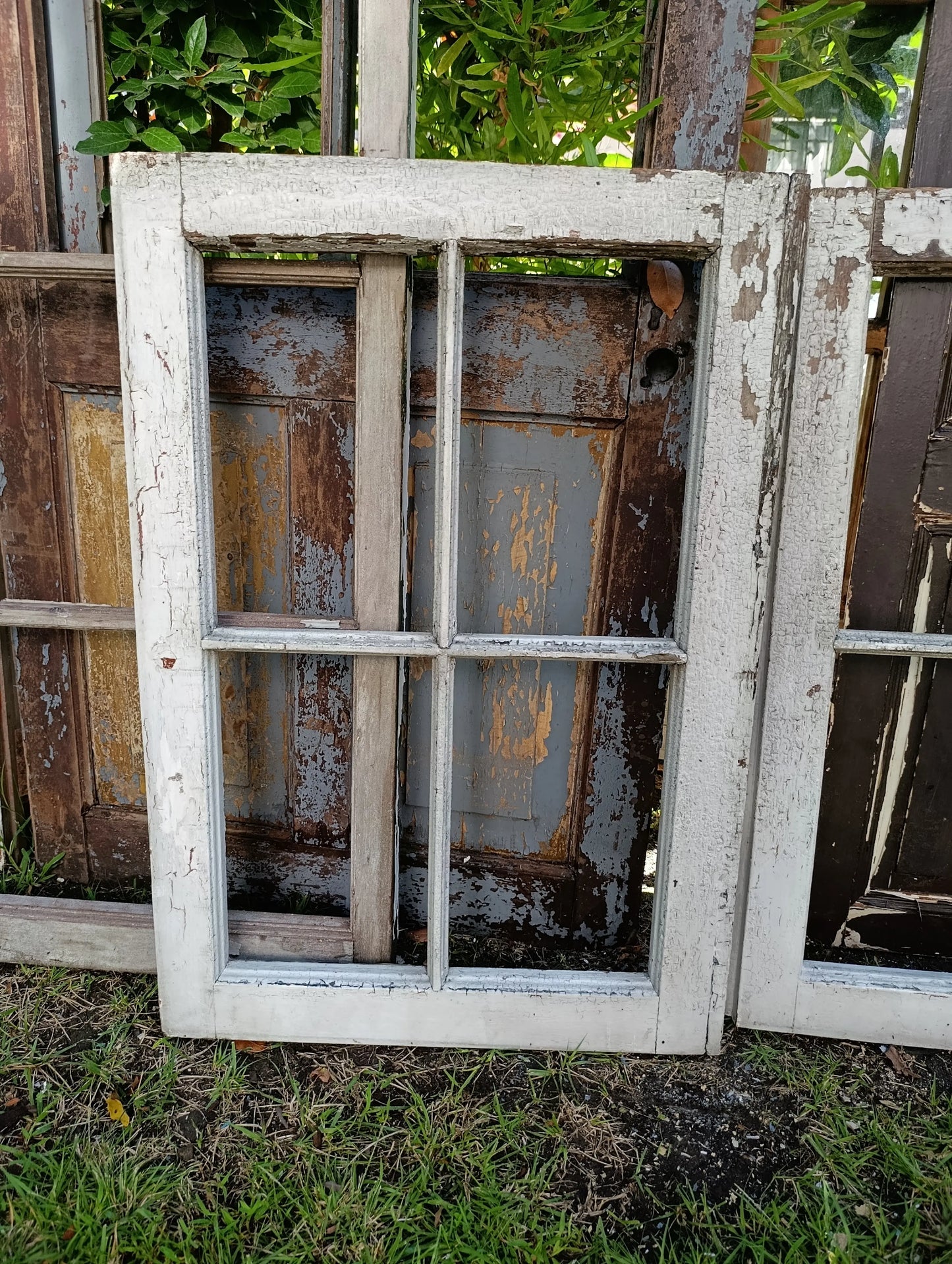 Ventana Antigua de Madera Noble Rescatada – Pieza Única con Historia | dePostigo