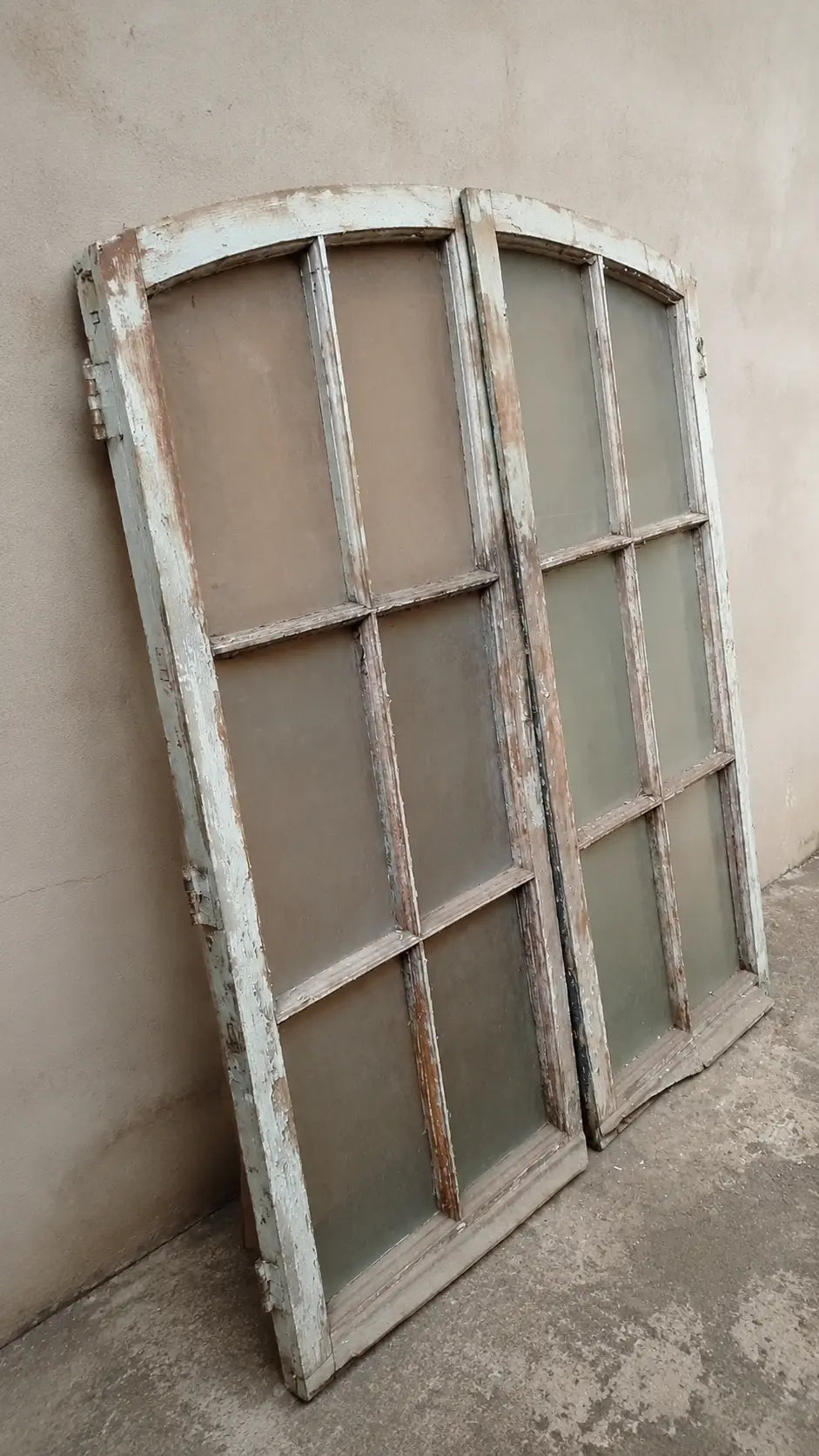 Par de Ventanas Antiguas Arqueadas en Madera – 1.60 x 1.30 m | Natural o Espejo a Pedido