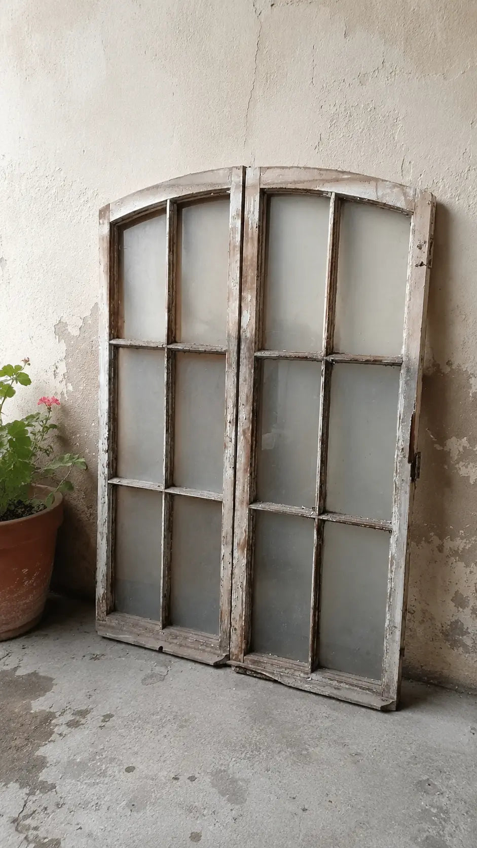 Par de Ventanas Antiguas Arqueadas en Madera – 1.60 x 1.30 m | Natural o Espejo a Pedido