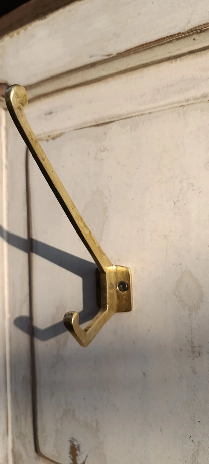 Perchero Vintage de Postigo con Ganchos de Bronce – 45 x 32 cm