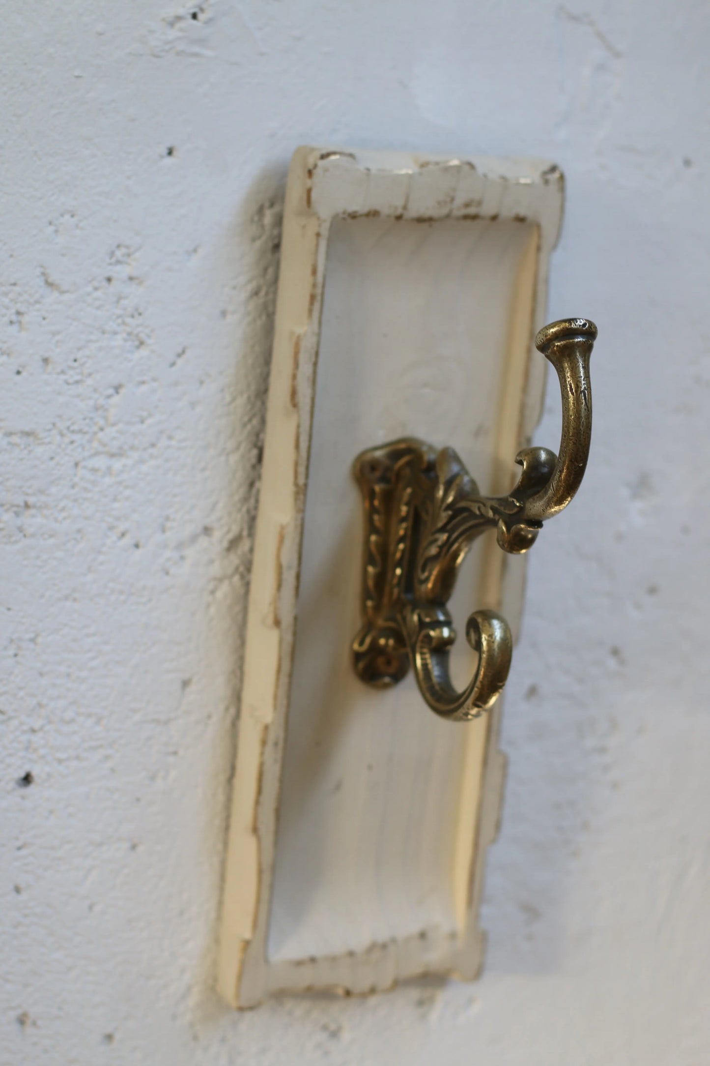 Percha  de Bronce y Madera Recuperada