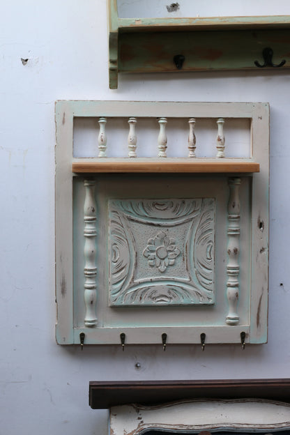 Perchero mural de puerta antigua tallada