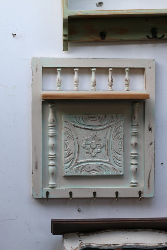 Perchero mural de puerta antigua tallada